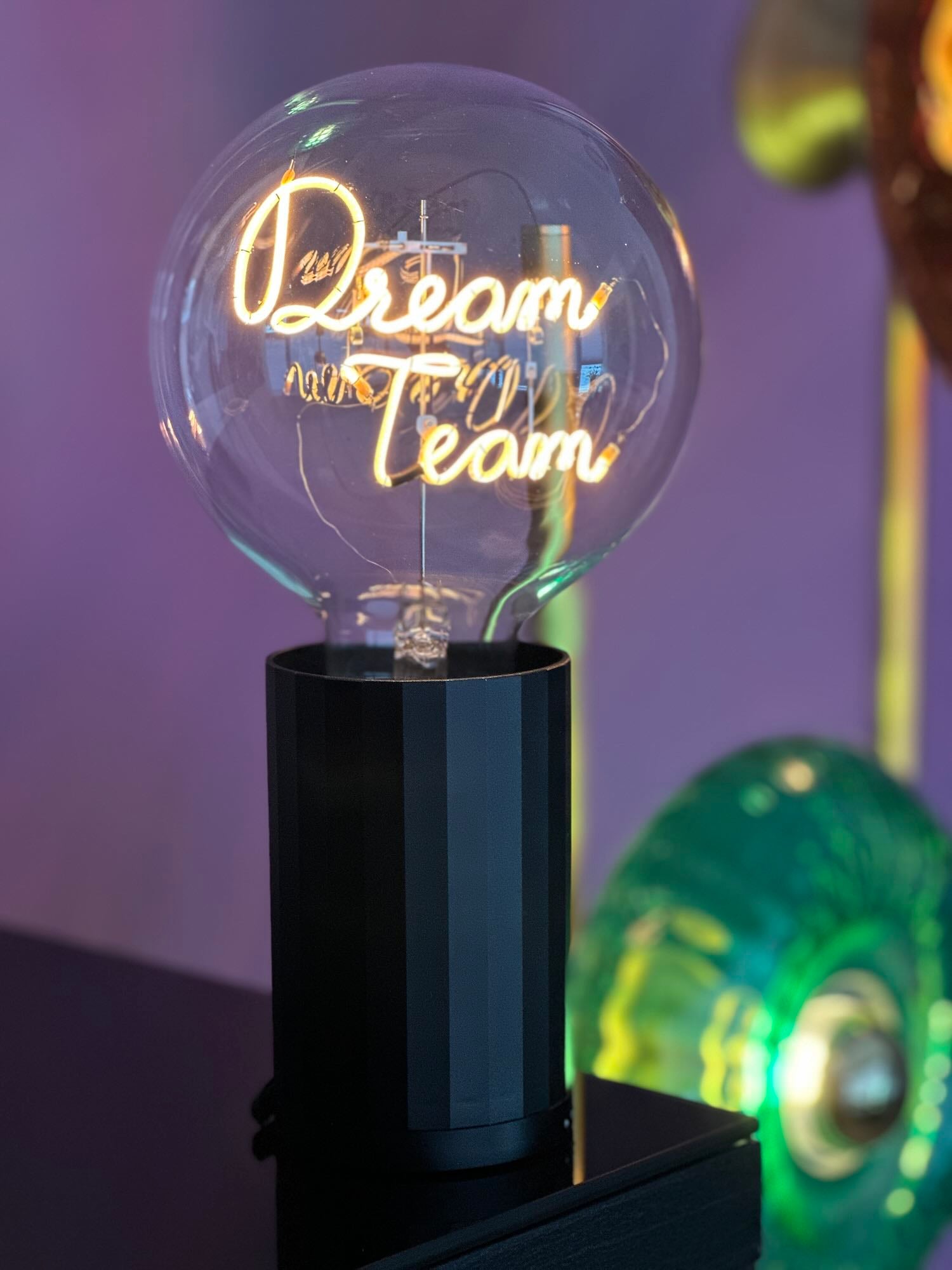 „Dream Team“ Akku LED Deko-Glühbirne – Botschaftsleuchte