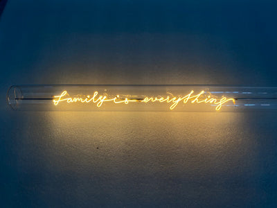 „Family Is Everything“ Deko-Leuchtröhre – Botschaftsleuchte