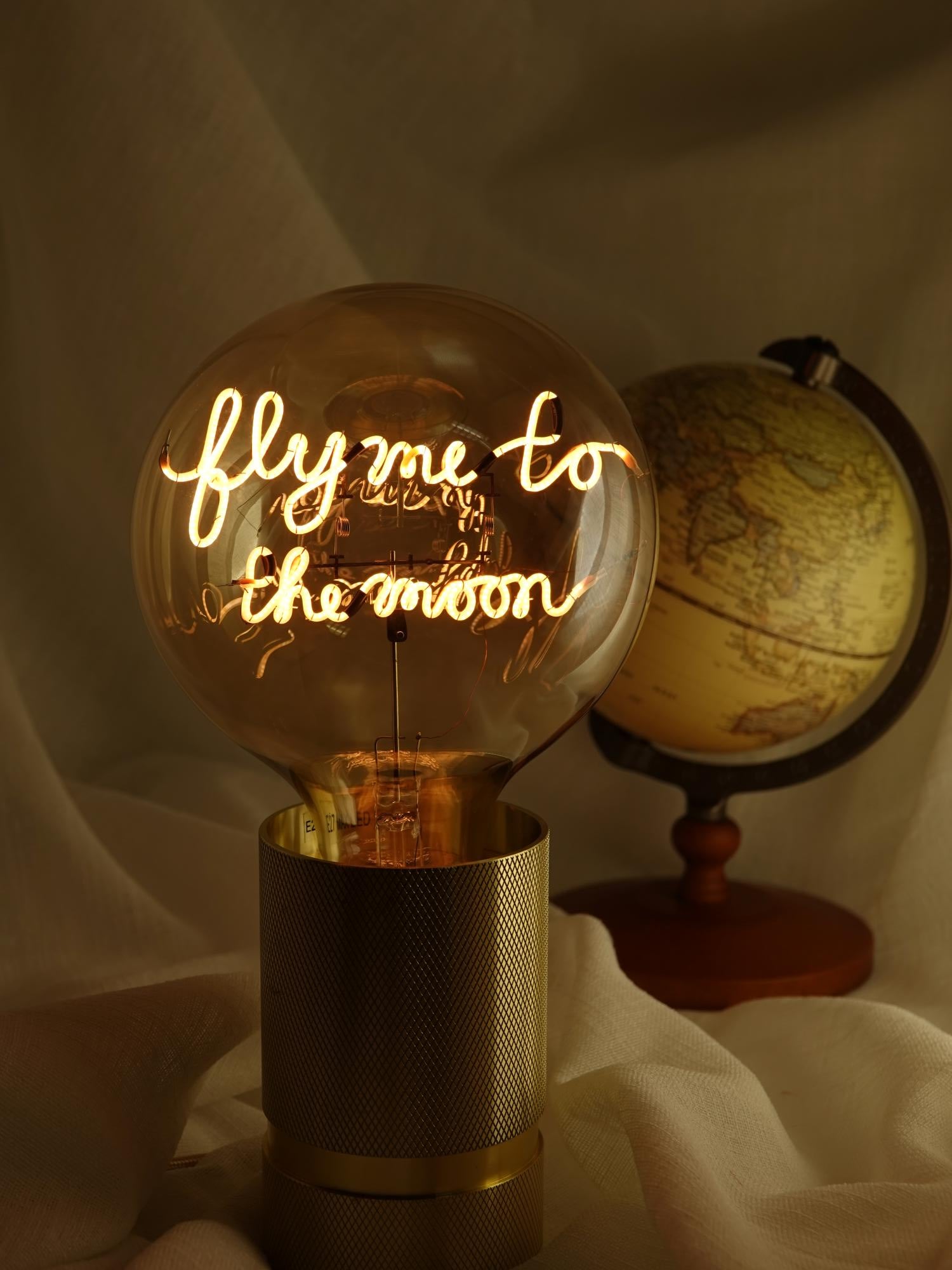 "fly me to the moon" LED Deko-Glühbirne – Botschaftsleuchte