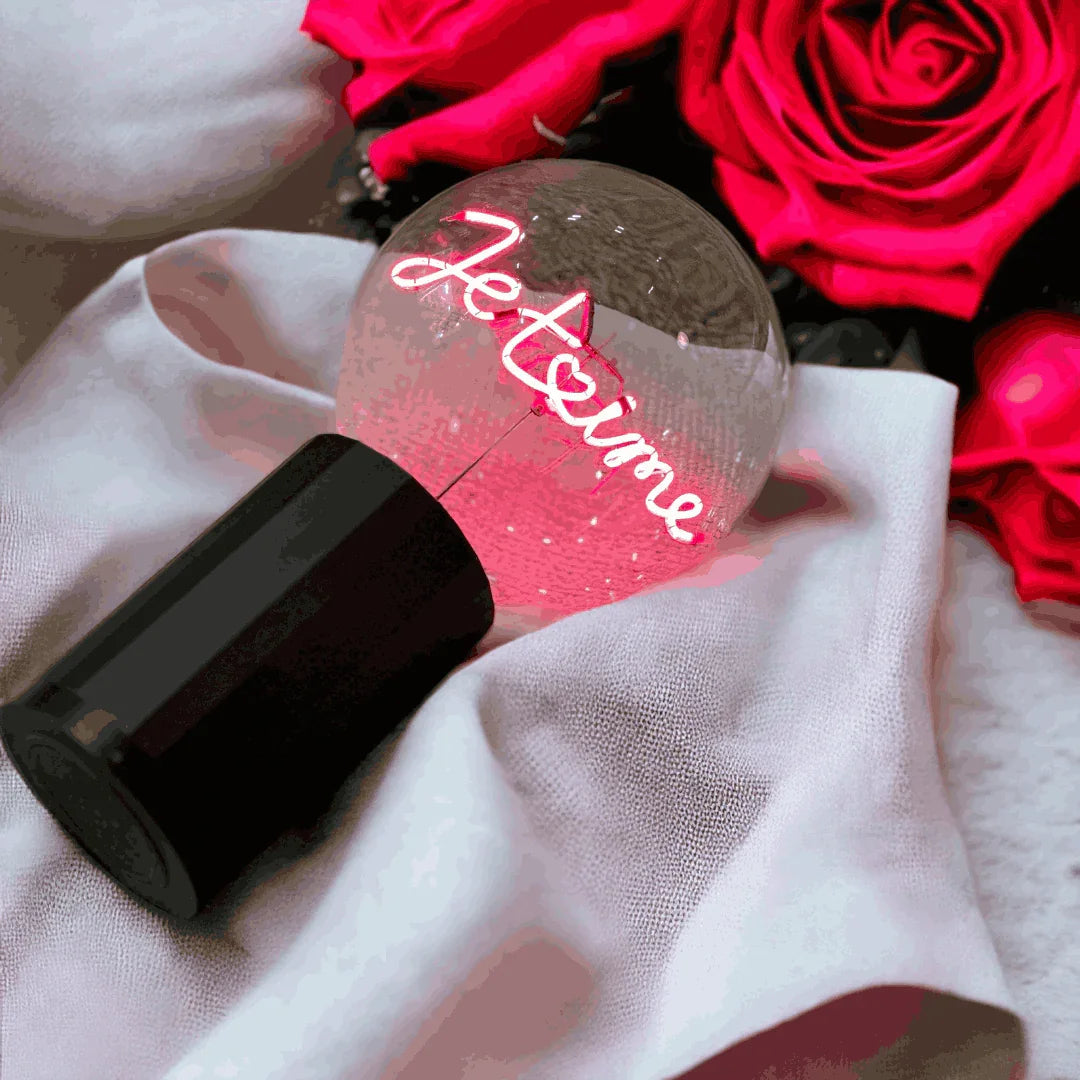 „Ich liebe dich“ Akku LED Deko-Glühbirne – Wohnraum-Szene