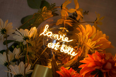 "la vie est belle" LED Deko-Glühbirne – Botschaftsleuchte