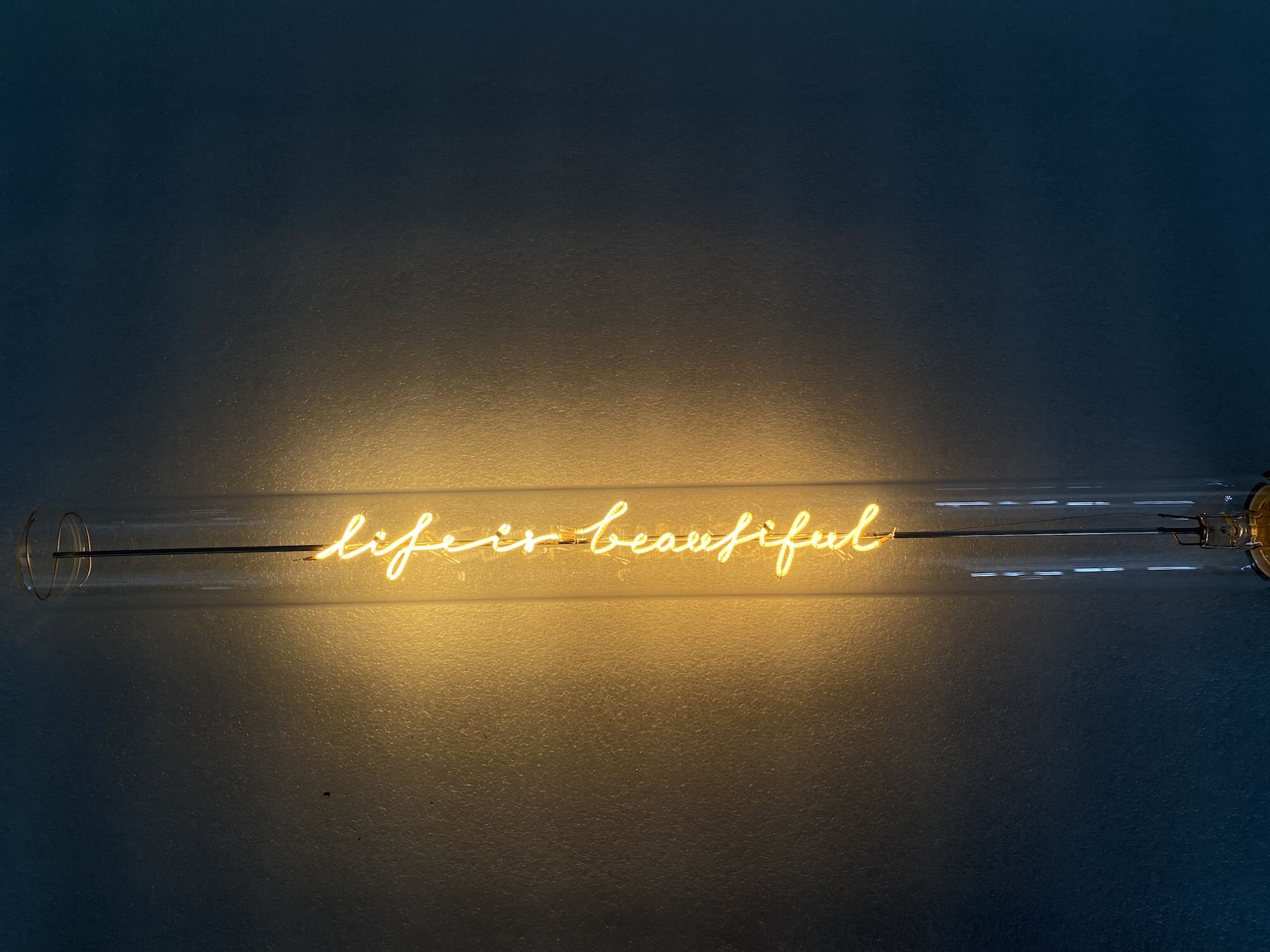 „Life Is Beautiful“ Deko-Leuchtröhre – Botschaftsleuchte