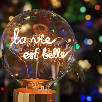„La Vie est Belle“ Akku LED Deko-Glühbirne – Botschaftsleuchte